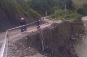 Jalan yang terletak di desa Kendawi Kecamatan Dabun Gelang terancam putus ( Foto : Insetgalus.com)