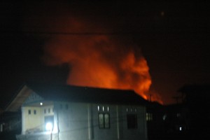 Api membesar, membakar rumah M Yakub, Foto didambil dari jembatan Asir-Asir (Foto/Khosi Nawwar T)