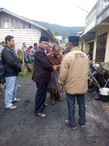 Bupati Aceh Tengah Nasaruddin, menyampaikan turut berduka kepada M. Yakub, Kabag Keuangan RSU Datu Beru, atas musibah kebakaran.