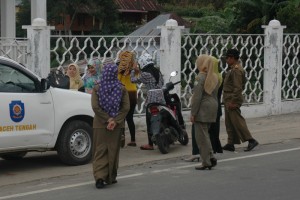 petugas WH Aceh Tengah merazia pakaian ketat