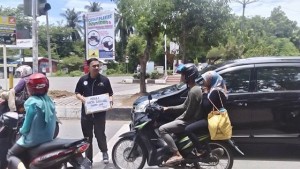 Mahasiswa Gayo melakukan aksi penggalangan membantu korban musibah banjir bandang di Bener (Foto/ FB- Syukurdi Muhklis)