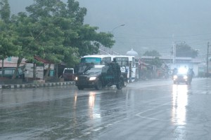 Tim Raider setelah baku tembak, menghentikan laju bus (Foto/Iqoni RS)