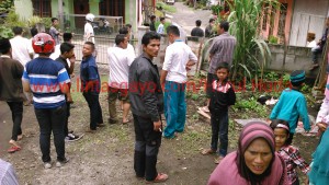 sebagaian warga menyaksikan kerbau mengamuk, paska diinjaknya Nek Imah (Foto/ Nurul Huda)