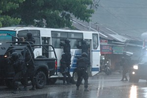 Pasukan Raider menembak teroris dari kaca yang sudah hancur. Terlihat di jalan kepingan kaca (Foto/Iqoni RS)