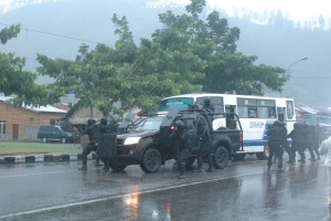 Sandera yang sudah dibebaskan dimasukan dalam mobil untuk diselamatkan, sebelum ledakan dahsyat. (Iqoni RS)