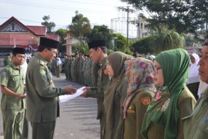 Bupati Aceh Tengah, Ir. H. Nasaruddin menyerahkan SK kenaikan pangkat kepada PNS secara simbolis.