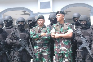 Mayor. Inf. Wiji Kurnia, Danyonnif 112/ Raider Kodam Iskandar Muda. Sebelah kanan bersama Danki Raider 112/ Iskandar Muda