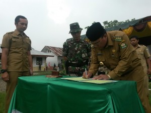 Penandatanganan Berita Acara serah terima pekerjaan TMMD Imbangan oleh Dandim 0106 Aceh Tengah, Letkol Arm Ferry Ismail dan Bupati Aceh Tengah, Ir. H. Nasaruddin, MM