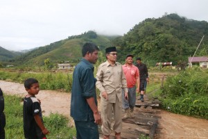 wakilbupati Aceh Tengah Khairul Asmara meninjau banjir