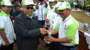 Foto: Gubernur Aceh, Zaini Abdullah menyerahkan penghargaan peringkat ketiga menanam 1 Milyar Pohon, diterima Kadis Perkebunan dan Kehutanan Aceh Tengah, Ir. Abadi