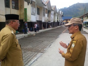 Kadhis Bina Marga Aceh Tengah, Khairuddin Yoes saat menjelaskan Rigid Pavement jalan Putri Ijo kepada Bupati Aceh Tengah, Rabu 23 Desember 2015 (Foto : ist)