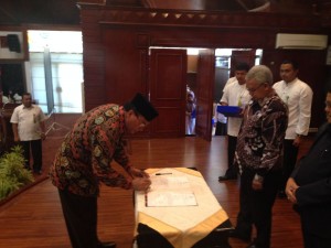 Bupati Aceh Tengah, Nasaruddin menandatangani berita acara penyerahan Dokumen DIPA 2016 disaksikan Gubernur Aceh, Zaini Abdullah (Foto : Humas Ateng)