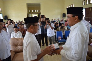 Bupati Aceh Tengah, Nasaruddin menyerahkan sejumlah buku berjudul Inspirasi Gayo karya Fathan Muhammad Taufik kepada Kepala Kantor Arsip dan Perpustakaan Daerah, Hamdan.(Foto : MK)