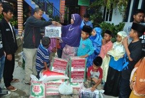 Win Ruhdi Bathin Menyerahkan Sumbangan Kepada Yayasan Kasih Sayang (Foto:Zan.kg)