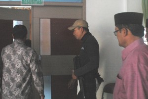 Wakil Bupati Aceh Tengah Khairul Asmara dan Sekda Karimansyah menjenguk Bardan, terlihat pintu IGD dikawal polisi. (Iqoni RS)