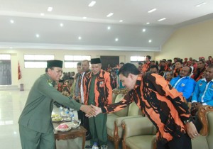  Bupati Aceh Tengah, Nasaruddin ketika bersalaman dengan Sekjen Majelis Pimpinan Nasional Pemuda Pancasila, Teuku Muhammad Nurlif pada acara pelantikan MPC Aceh Tengah periode 2015-2019(Foto : MK)