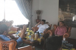 Wakil Bupati Aceh Tengah Khairul Asmara, Wakil Bupati Bener Meriah, Rusli M. Saleh dan Sekda Bener Meriah, Ismarissiska, membahas kedatangan Presiden RI