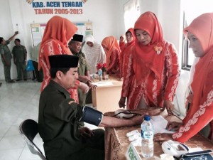 Kadiskes Aceh‎, Sukrimaha ketika melakukan pemeriksaan di salah satu Posbindu-PTM  (Foto : MK)