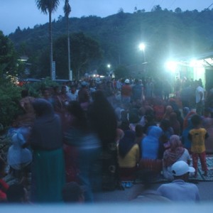 menjelang malam, masyarakat tetap bertahan di jalan menahan truk sampah (Foto/Khosi Nawar Tiara)