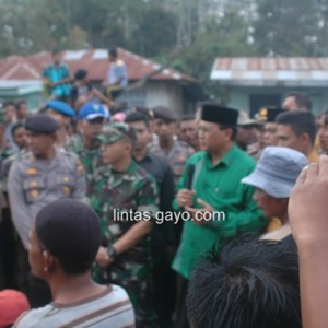 Bupati Aceh Tengah Nasaruddin, diantara aparat keamanan dan massa (Foto/Khosi NT)