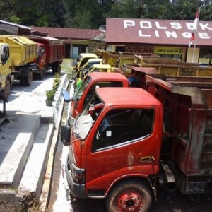 truk sampah yang imanankan di Mapolsek Linge (Foto/Serta Lia Gali)