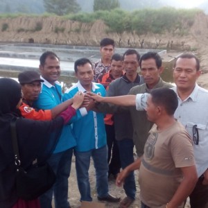 berbagai organisasi elemen masyarakat, didampingi tokoh masyarakat Uwer Tetemi dan Reje setempat, komitmen untuk mengatasi persoalan sampah. (Foto/ Salman ) 