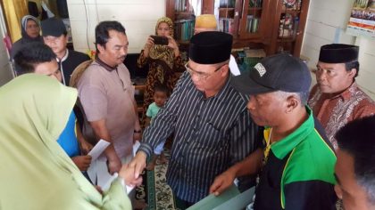 Bupati Aceh Tengah berikan bantuan korban longsor.