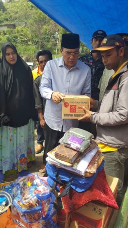 Bupati Aceh Tengah, Nasaruddin dan Ny. Apini Nasaruddin menjenguk warga korban musibah kebakaran di Kampung Redines sekaligus menyalurkan bantuan Pemeintah Daerah setempat (Foto : MK)