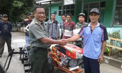 Dandim 0106/Ateng-BM Letkol Inf Didit Hari Prsetyo Putro S.I.P mengharapkan, mesin Hand Traktor kepada perwakilan Poktan