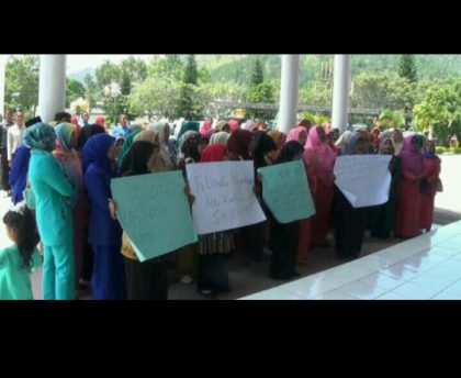 Guru honorer Kategori II (K2) di Aceh Tengah yang dinyatakan lulus Pegawai Negeri Sipil (PNS) pada 2013 lalu ikuti demo di kantor Setdakab setempat, Kamis, 28 Juli 2016(Foto : Leuserantara.com)