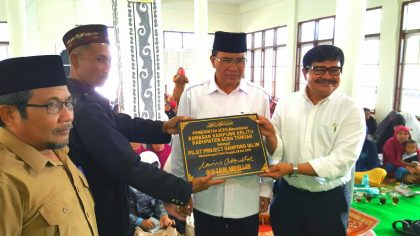 ‎Penyerahan Prasasti penetapan Kampung Kelitu sebagai Pilot Projek Kampung Iklim yang sudah ditandatangani oleh Gubernur Aceh, Zaini Abdullah oleh Kepala Badan Pengendalian Dampak Lingkungan Aceh, Iskandar kepada Reje (Kepala Kampung) Kelitu, disaksikan oleh Bupati Aceh Tengah (Foto  : MK)