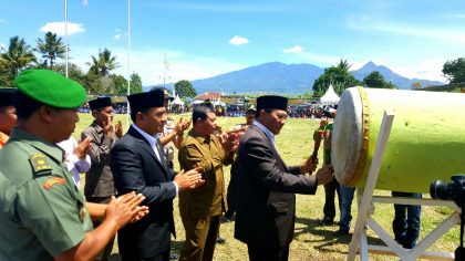 Bupati Aceh Tengah, Nasaruddin memukul beduk tanda dimulainya MTQ XXXII tingkat Kabupaten Aceh Tengah di Kecamatan Ketol ( Foto : MK)