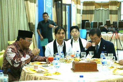 ‎Walikota Ochi Provinsi Kochi, Jepang, Mr. Yasuyuki Koda (kanan) bersama Bupati Aceh Tengah, Nasaruddin (kiri) menyeruput kopi Gayo (Foto : MK)