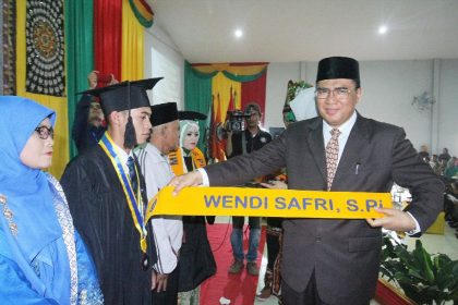 Bupati Aceh Tengah, Nasaruddin ketika hendak mengalungkan Syal kepada wisudawan UGP yang berhasil meraih predikat Cumlaude (Foto : MK)