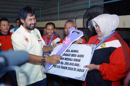 Wakil Gubernur Aceh, H. Muzakir Manaf memberikan bonus kepada para atlet dan pelatih yang telah membawa pulang medali pada Pekan Olahraga Nasional ke 19 di Jawa Barat dalam kegiatan yang berlangsung di GOR KONI, Banda Aceh, Kamis (06/10).