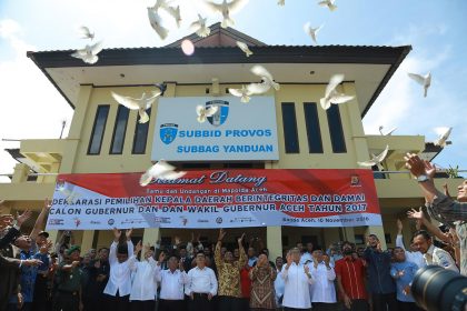 Pasangan Calon Gubernur/Wakil Gubernur melepaskan merpati saat kegiatan Deklarasi Pemilihan Kepala Daerah Berintegritas dan Damai yang diselenggarakan Komisi Independen Pemilihan (KIP) Aceh menggelar deklarasi di Polda Aceh,  Kamis 10 November 2016.