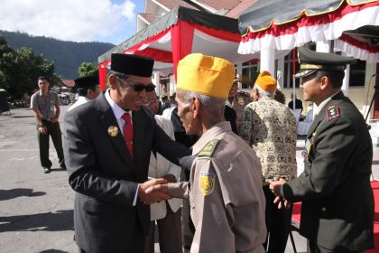 Plt. Bupati Aceh Tengah, Alhudri menyalami seorang Legiun Veteran di peringatan Hari Pahlawan (Foto : Mika)