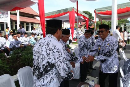 Usai upacara, Plt. Bupati Aceh Tengah, Alhudri bersalaman dengan para Guru (Foto : Mika)