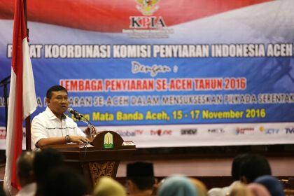 Plt Gubernur Aceh, Soedarmo menyerahkan penghargaan dari Komisi Penyiaran Indonesia Aceh (KPIA) kepada perwakilan Radio As-Salam UIN Ar-Raniry saat membuka Rapat Koordinasi KPIA dengan Lembaga Penyiaran se Aceh di Anjong Mon Mata, Banda Aceh, Rabu 16 November 2016.