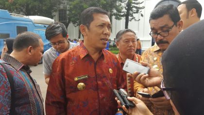 Plt. Bupati Aceh Tengah, Alhudri menanggapi pertanyaan wartawan usai menerima Penganugerahan Dana Rakca 2016 di Istana Negara Jakarta