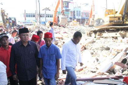 Bupati Aceh Tengah non aktif, Nasruddin ketika meninjau lokasi musibah Gempa Bumi Pidie Jaya