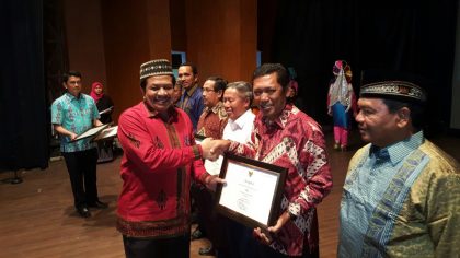 Sekretaris Daerah Aceh, Dermawan menyerahkan sertifikat Warisan Budaya Tak Benda Indonesia untuk Pacu Kude dan Tari Guel kepada Plt. Bupati Aceh Tengah, Alhudri, Jum'at 16 Desember 2016 malam di Stage Indoors Taman Seni dan Budaya, Banda Aceh.  