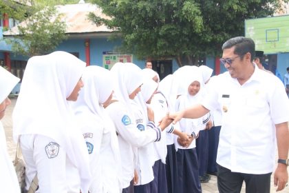 Plt Bupati Aceh Tengah, Drs H Alhudri MM menyalami sejumlah siswa sesaat usai pembukaan pentas PAI tingkat Kabupaten Aceh Tengah di halaman SMP Negeri 2 Takengon, Selasa (13/12).