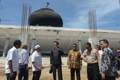 Menteri Dalam Negeri Republik Indonesia, Tjahyo Kumolo, bersama Plt Gubernur Aceh, Soedarmo meninjau posko pengungsian korban gempa bumi di Masjid Attaqarrub, Tringgadeng, Pidie Jaya, Kamis (8/12).