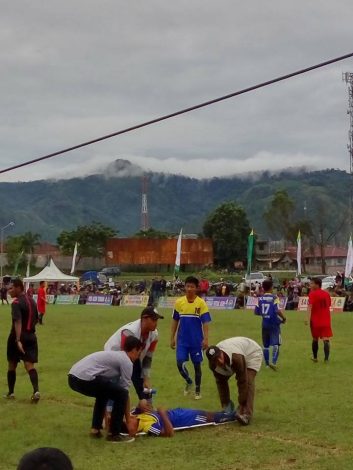 Esa, back andalan Persema yang masih duduk di bangku SMA harus digotong keluar