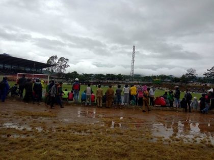 dalam hujan penonton bertahan menyaksikan Liga piala Bupati Aceh Tengah.