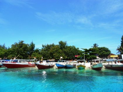 Pantai Sengigi, sumber:lombokhappytours.com