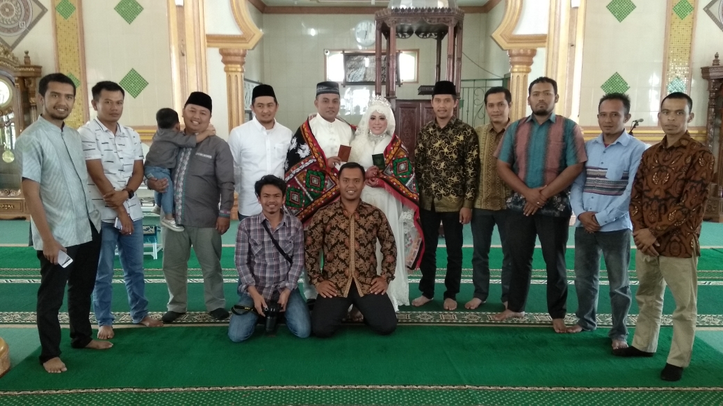 Herman, SH dan Isteri sesaat setelah Ijab Qabul di Mesjid Agung Alfalah Pondok Baru Kecamatan Bandar 13/08/18