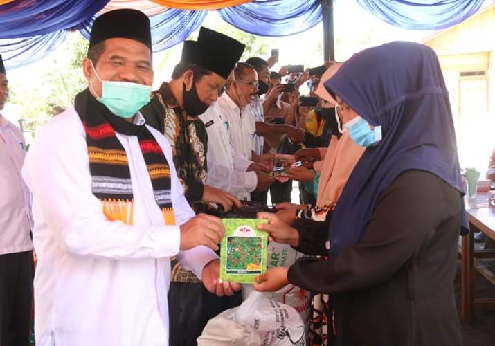 Bupati Bener Meriah Tgk. H. Sarkawi serahkan bantuan terkait dengan Program Ketahanan Pangan Kabupaten Bener Meriah kali ini dilakukan untuk masyarakat Kampung Kala Nempan, Kecamatan Bandar di Kantor Reje Kampung setempat, Rabu, 15/7/2020.