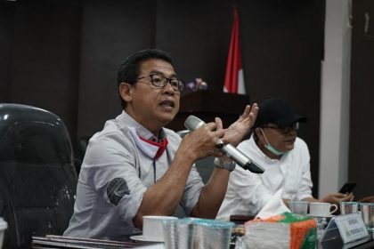 Juru Bicara Pemerintah Aceh Wiratmadinata memberikan paparan pada acara silaturrahmi dengan Dinas Perhubungan Aceh, di aula dinas perhubungan, Banda Aceh, Selasa (30/6/2020).